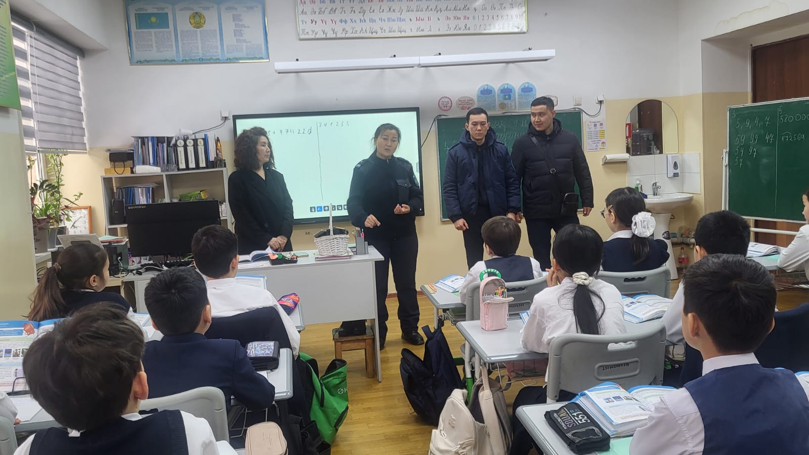 Жолда жүру ережелерін түсіндіру